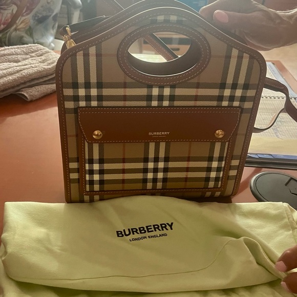 🔥Hot Find 🔥 NWOT Burberry Mini Pocket Bag - Picture 1 of 3